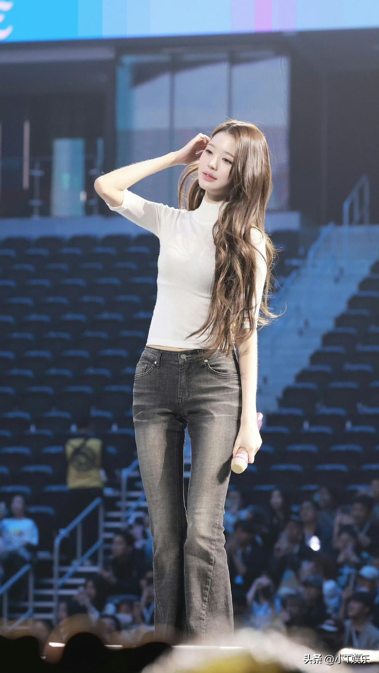 张元英的穿搭真的绝了，基础穿搭在她身上一点都不基础！
她作为ive中心位出道，从