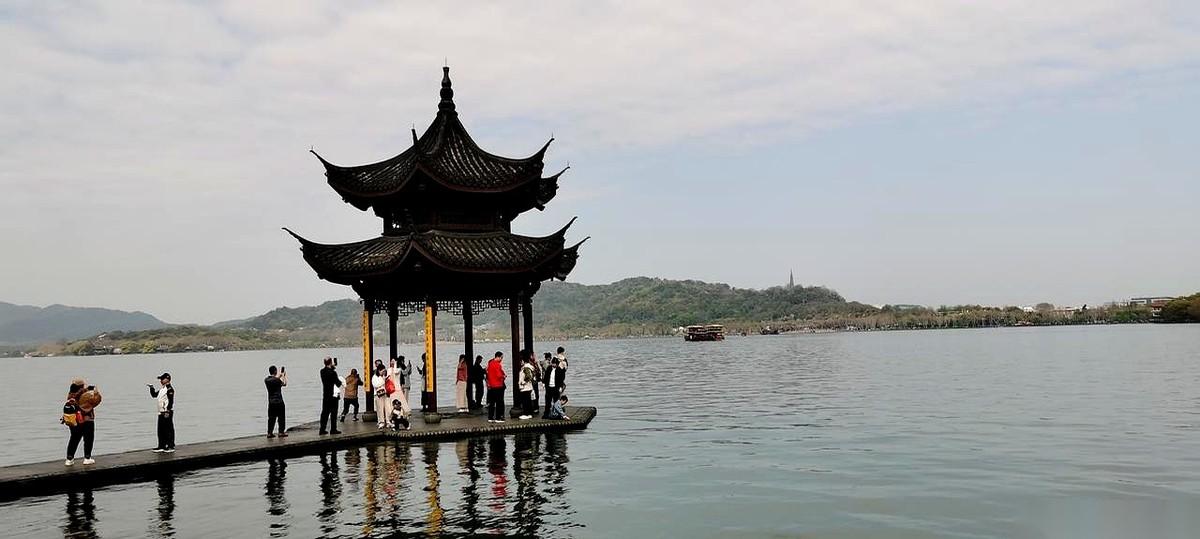 高速活生生开成了市区环线，每个服务区必停。
真的，逢进必停。
就因为我们那辆大巴