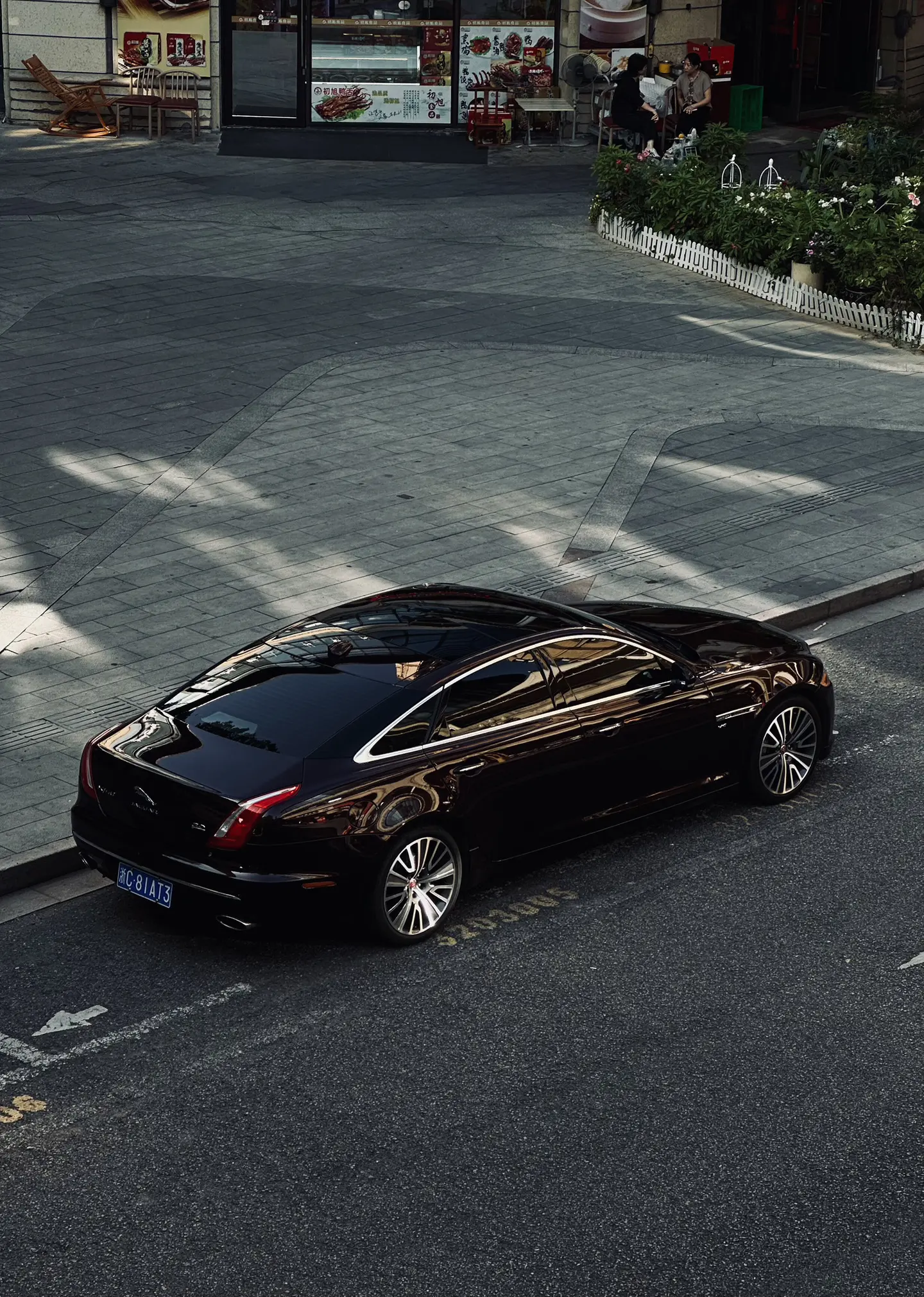 Jaguar XJ50 AWD，优雅姿态。