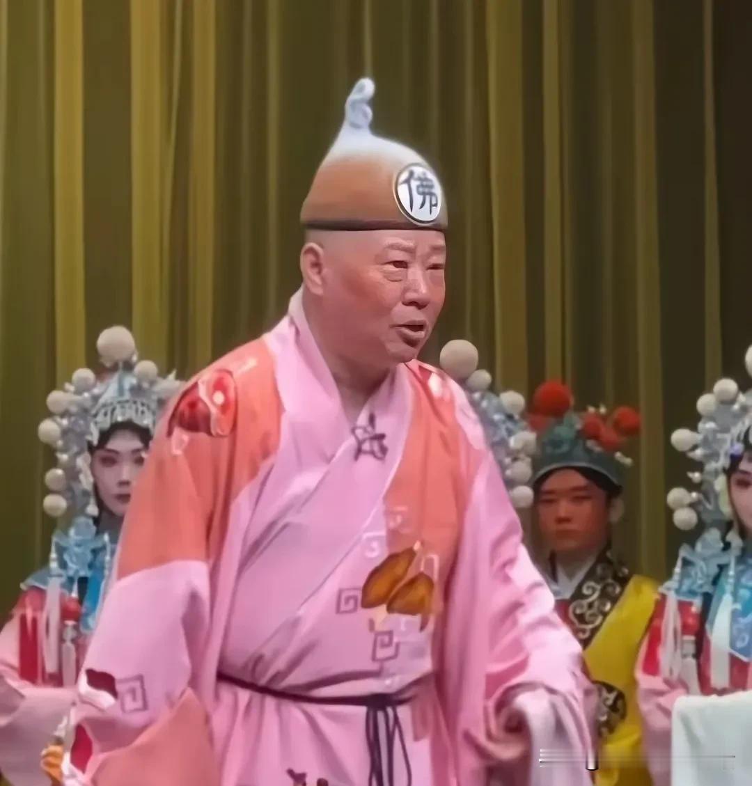 郭德纲的这些京剧，应该叫京剧相声，或者叫相声京剧。
就是传统的京剧当中加入插科打