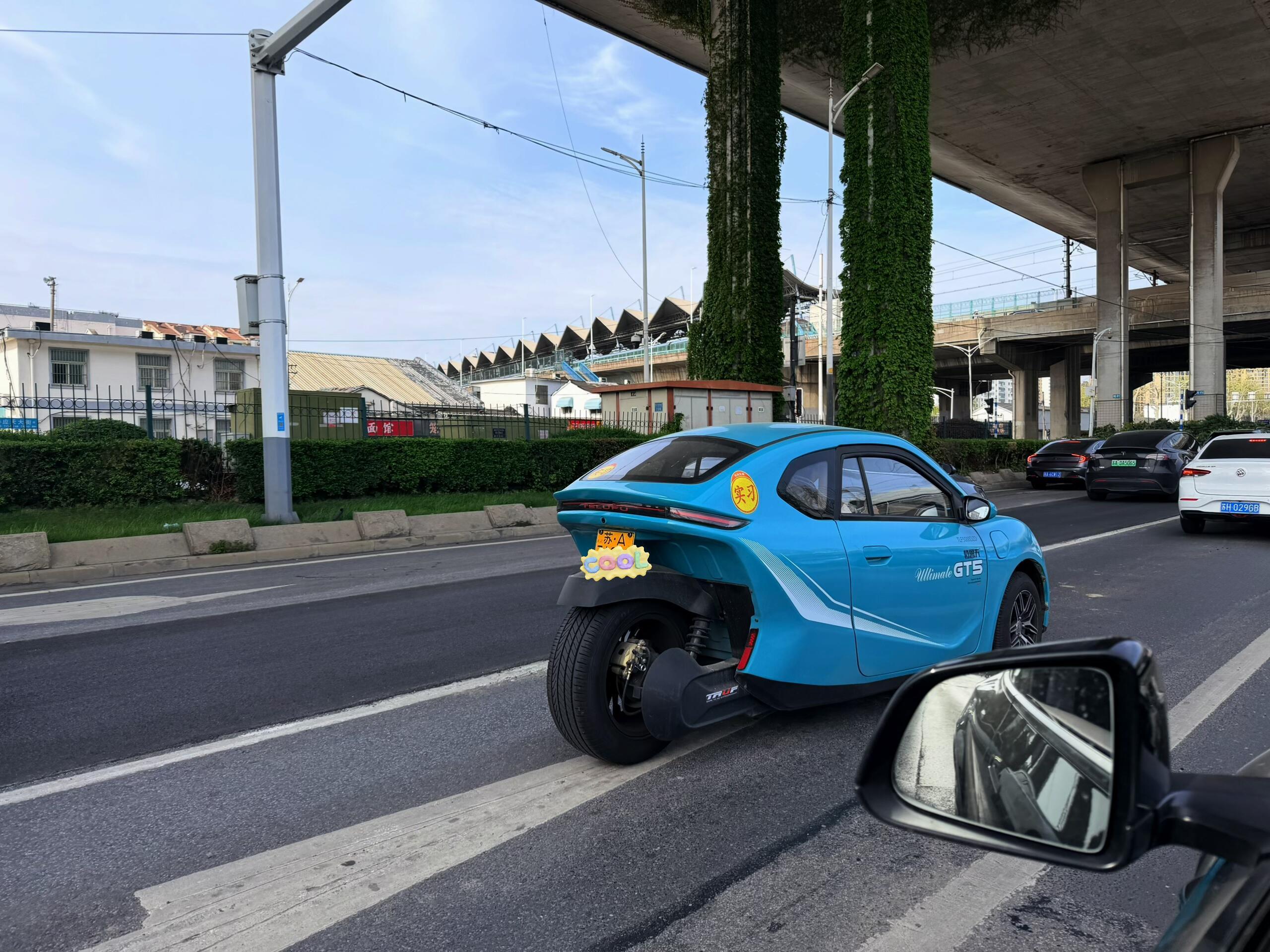 我勒个去，南京竟然也有人买特鲁夫GT5，车价两三万，车牌十几万。 