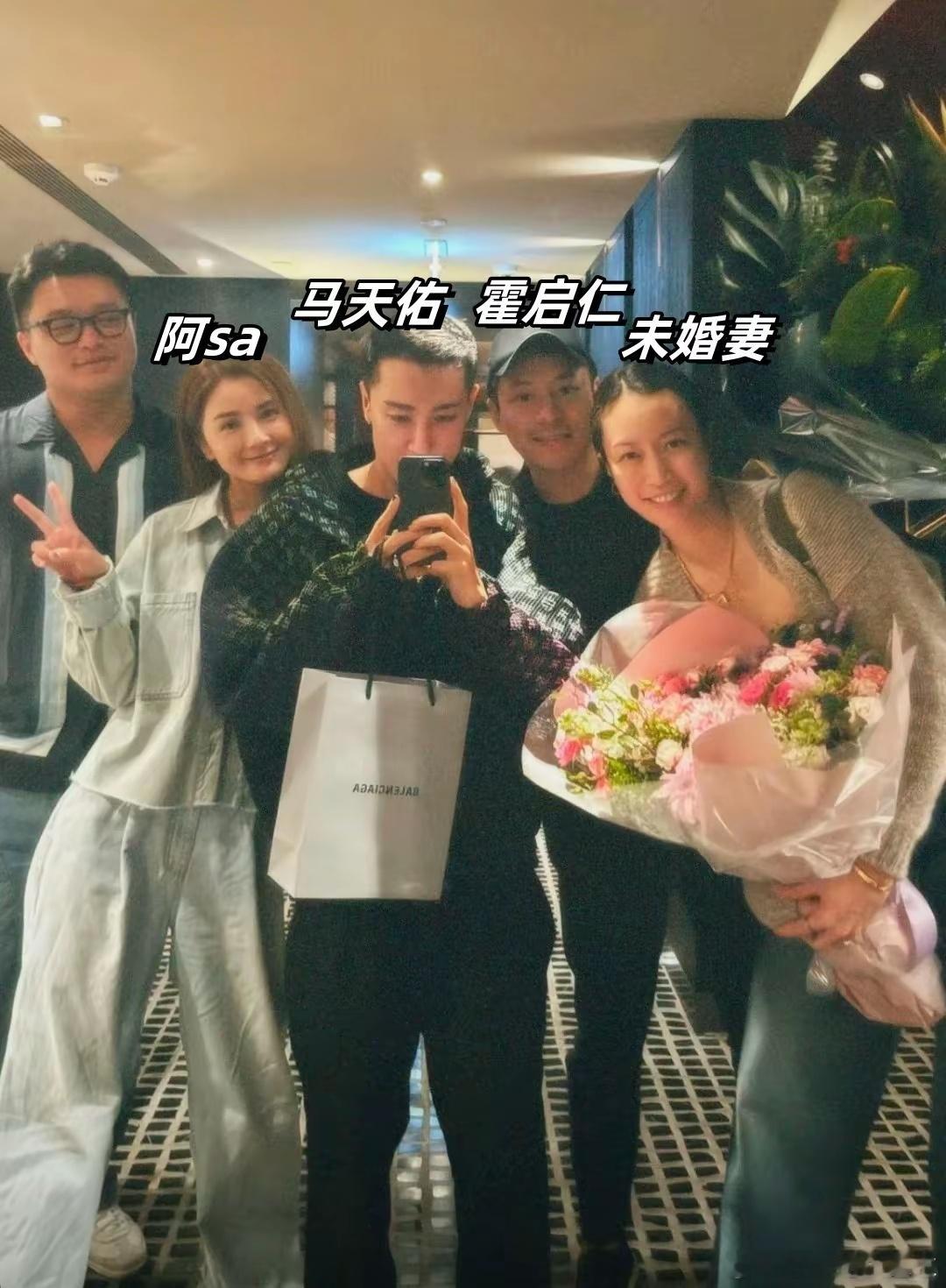霍启仁带未婚妻参加好友生日会，女方浑身金饰，与大14岁阿sa同框显成熟 ​​​