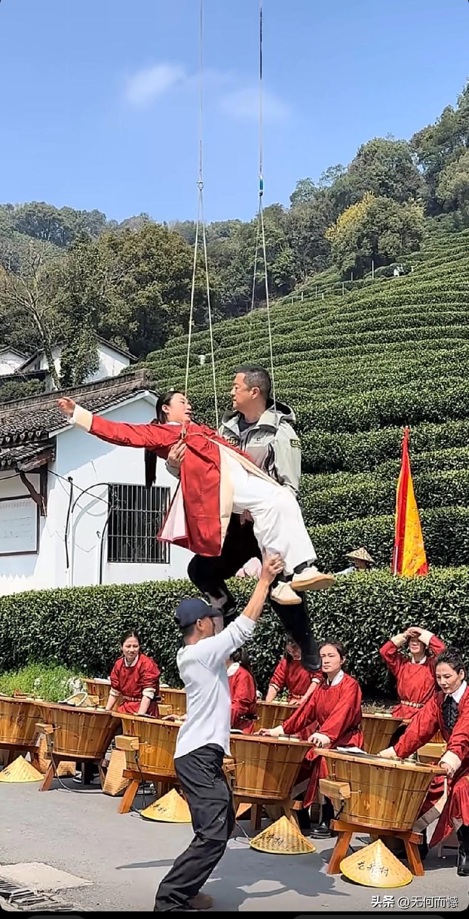 54岁的李亚鹏吊着威亚，动作利落，如当年令狐冲，瞬间勾起无数武侠回忆。这并非新剧