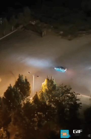 两辆新能源车深夜“约战”，漂移飙车，一辆直接飞进绿化带……

9月29日晚，河南