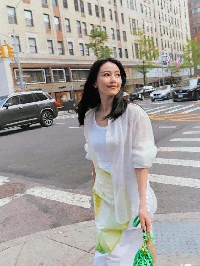 30+、40+的姐姐们，快抄高圆圆的作业！
 
被46岁高圆圆美到了！✨
这一身