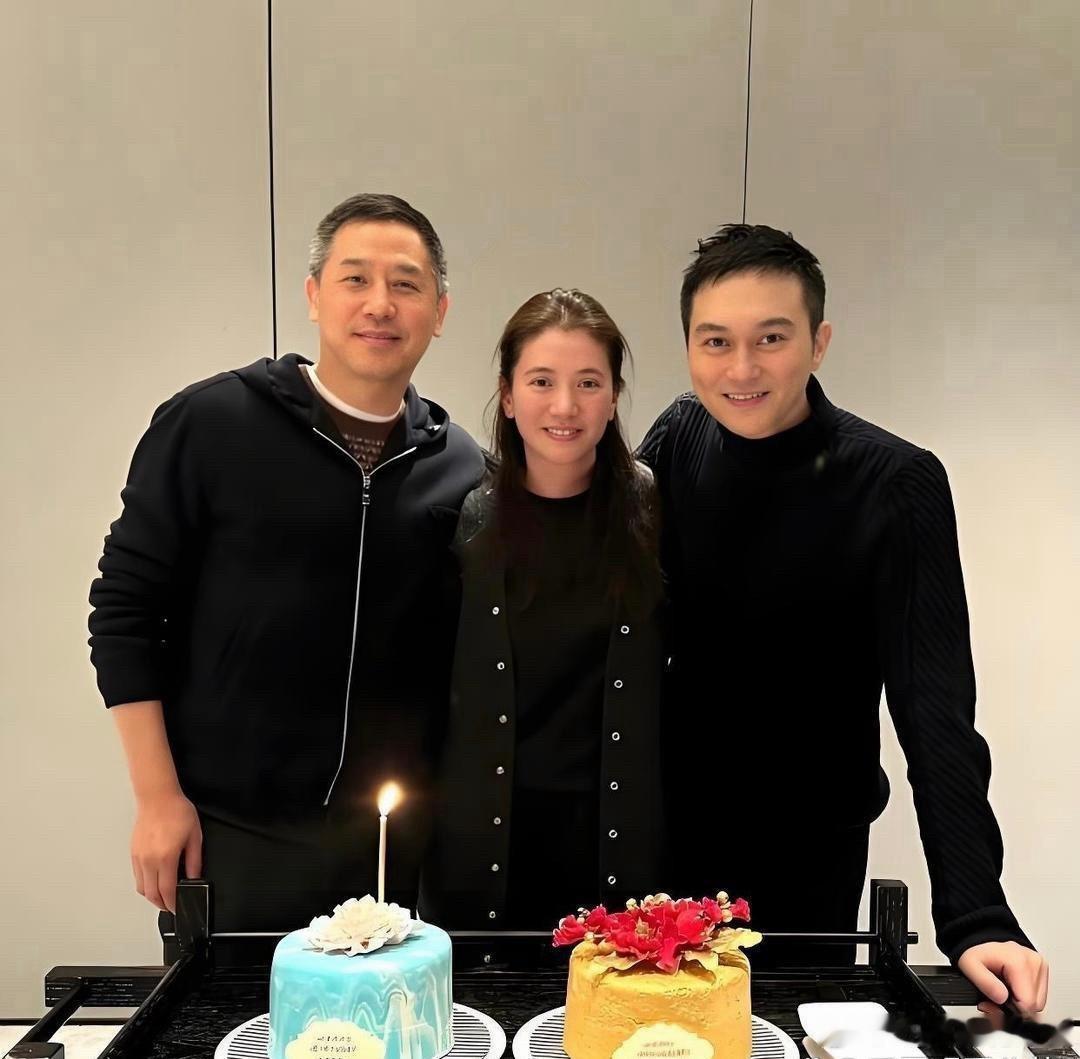 张智霖胡子刮了头发焗油又年轻了 