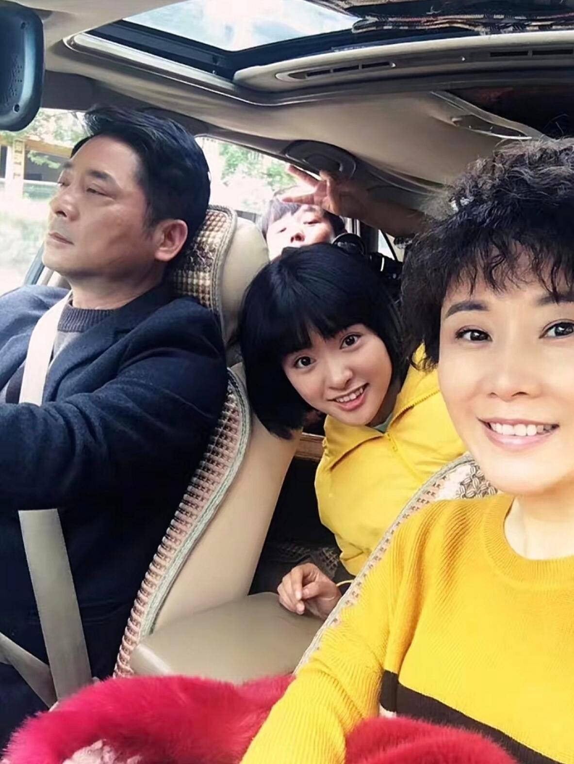 沈月好可爱。每个妈妈都很爱自己的孩子，陈小希的妈妈也不列外。 