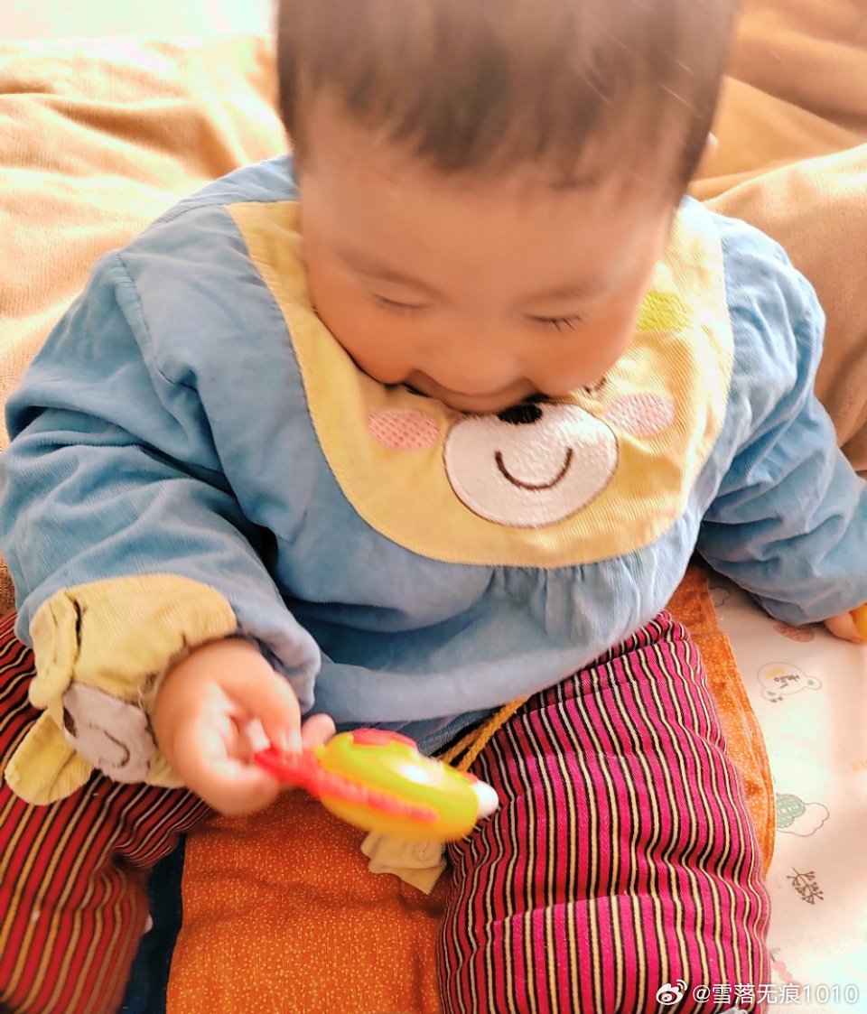 最近我家婴真是脾气见长昨天晚上哺乳哄睡吃着吃着，他突然咬我一下没有很用力，也疼得