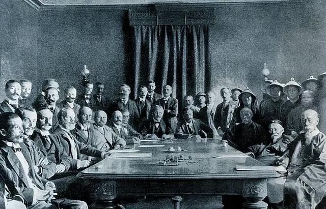 早在1860年，中国就已将海参崴割让给俄罗斯帝国，但该港冬季几乎完全冰封，无法使