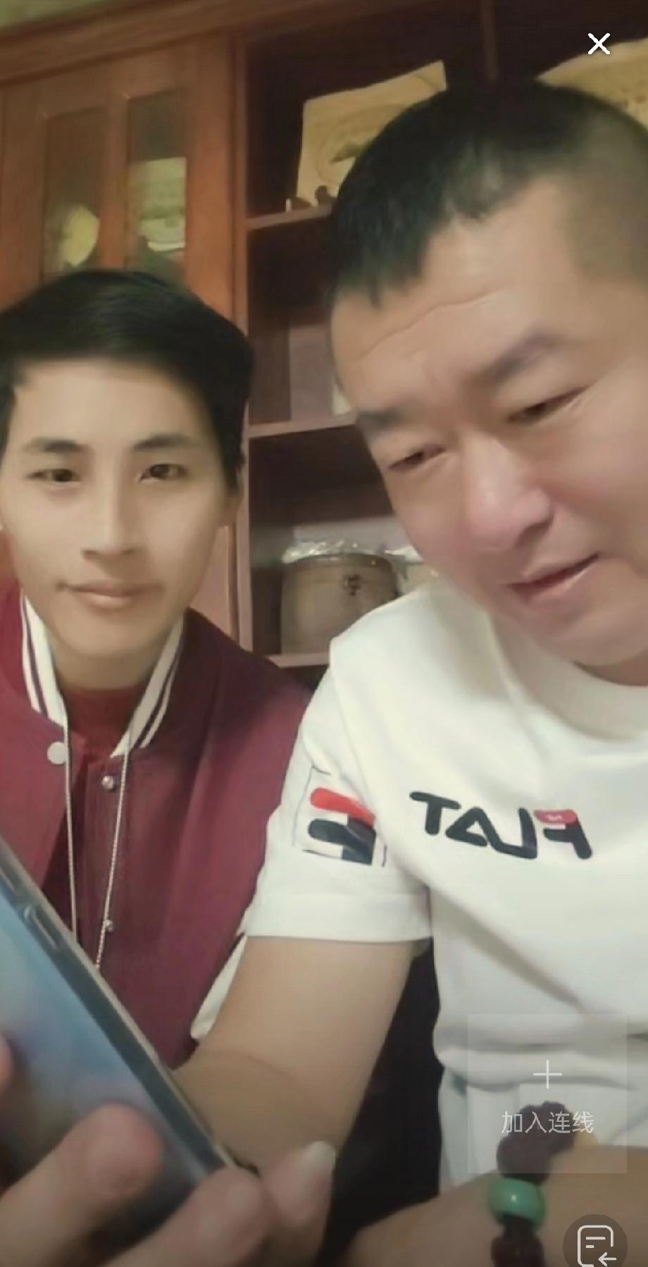 张云鹏大表哥开启直播 ，云鹏在大表哥身旁就坐 ，直播间人气疯狂上涨， 一会就到了