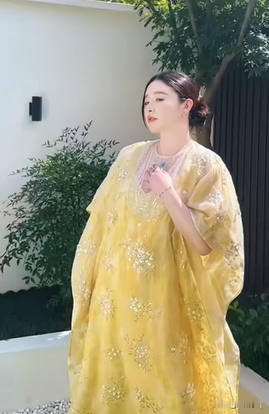 孕味十足的阚清子展示不一样的孕妇装，大多数以宽松的新中式为主，上身特别好看，富态