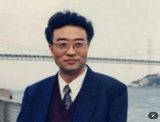 他叫刘铁骑，是建国第一大案贪官刘青山的大儿子。 
1952年父亲被枪毙那年，他才
