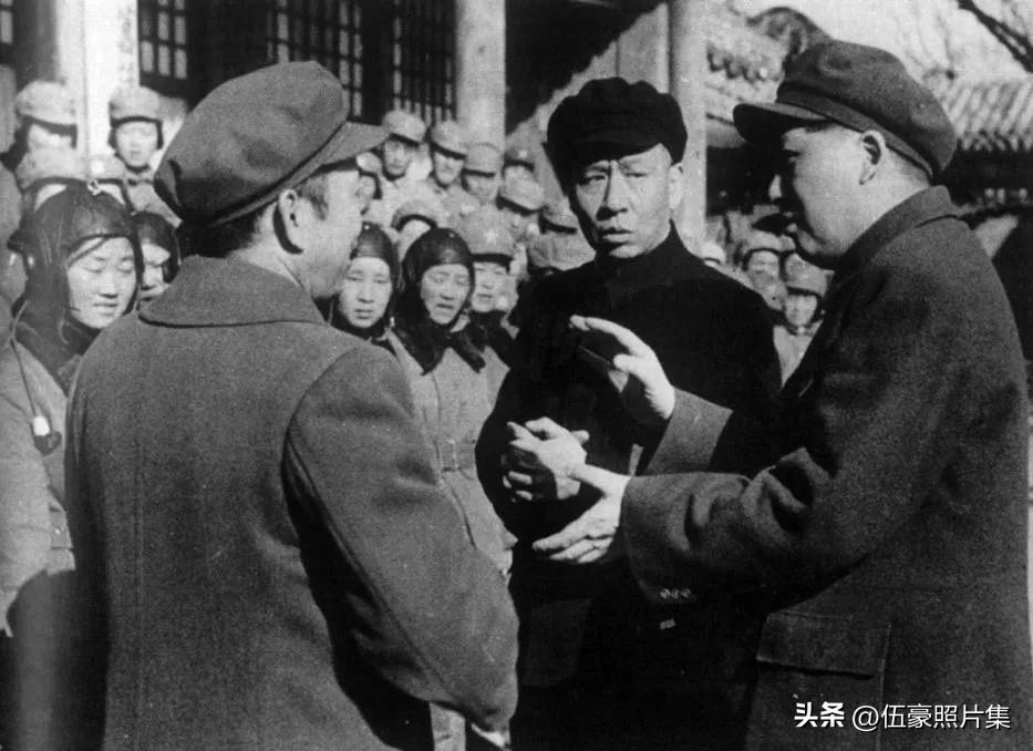 1952年3月24日下午，毛主席、刘少奇、周恩来在中南海颐年堂接见全体第一批女飞
