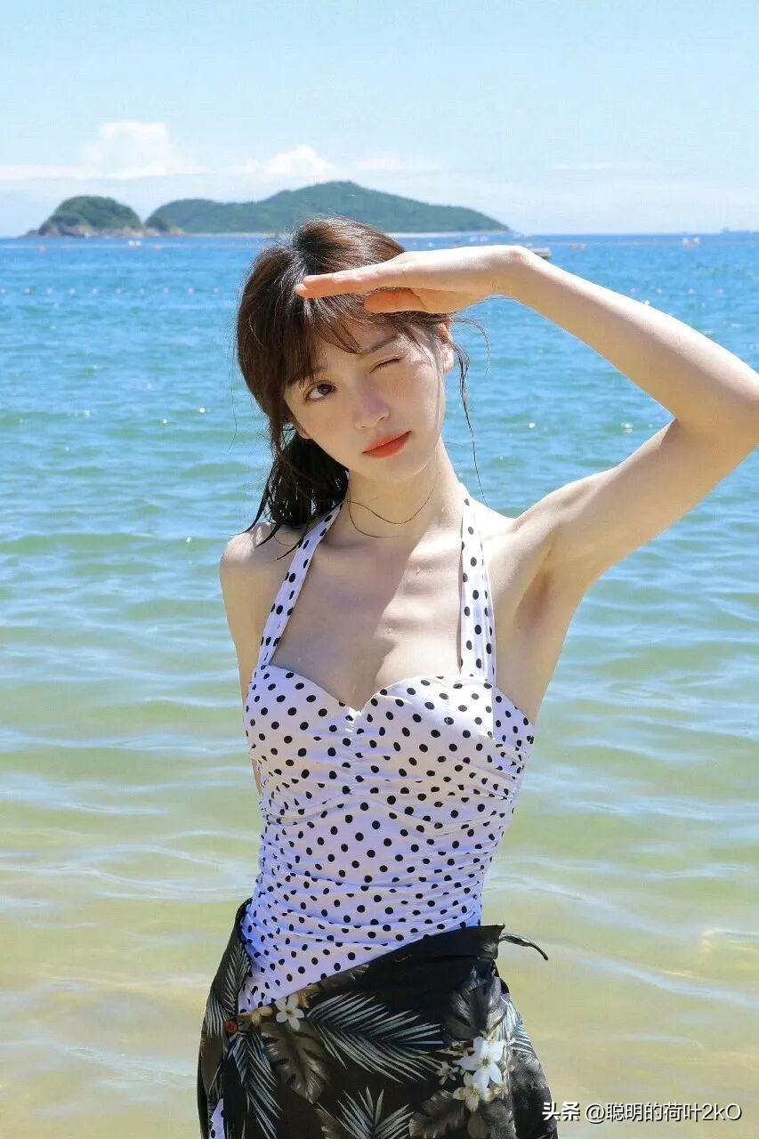 田曦薇海边休闲美图