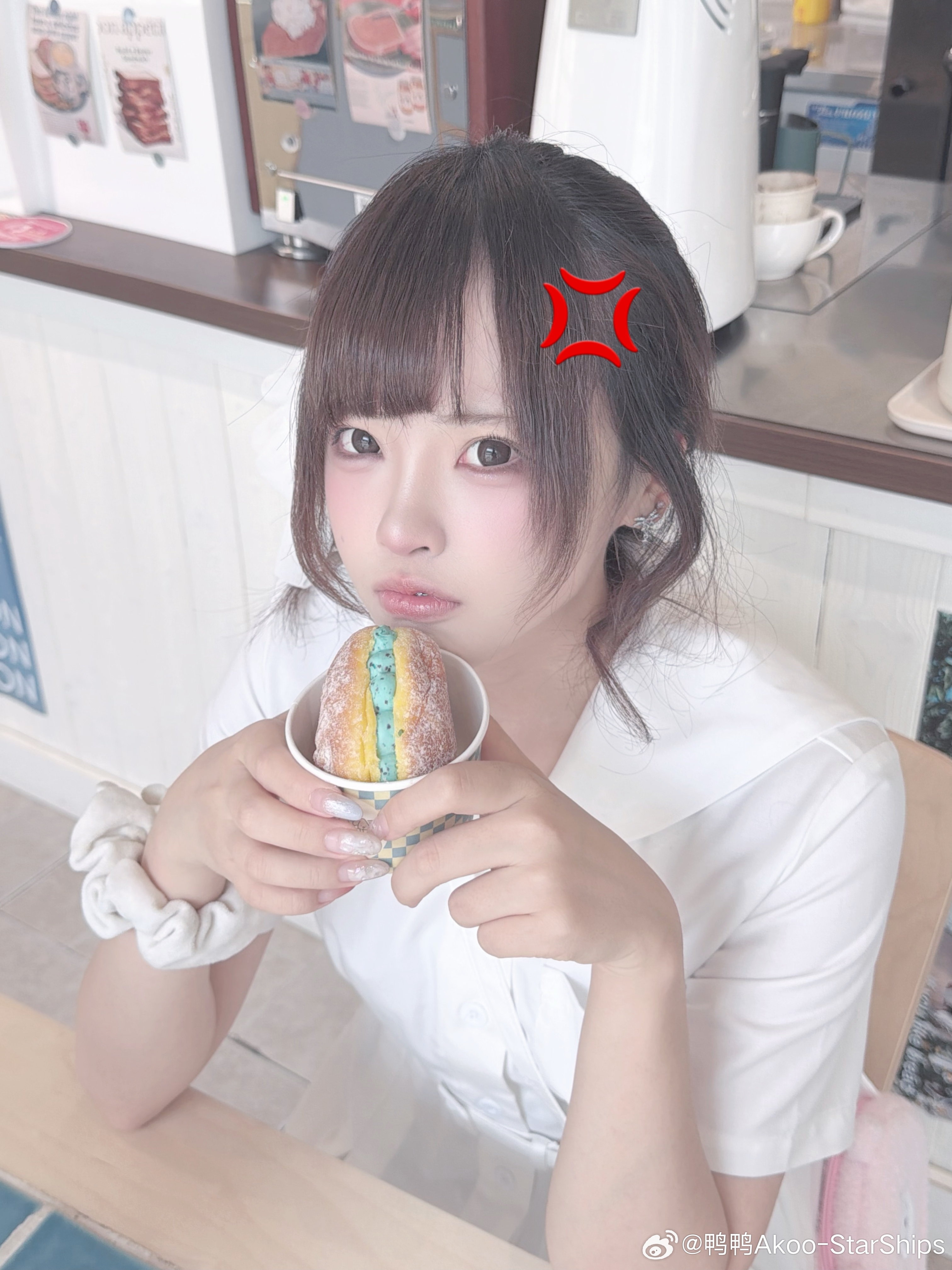 1️⃣怒っている顔💢2️⃣真正的大狗 哇塞主人说他一整天要吃四五斤的食物但是很