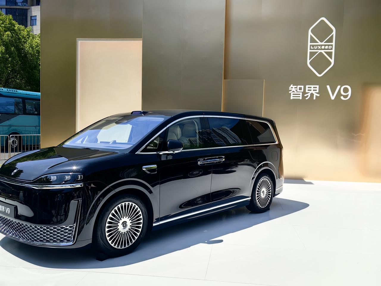 鸿蒙智行智界V9发布会现场！智界V9不仅舒适豪华，更有跨代领先的科技，并全维重塑