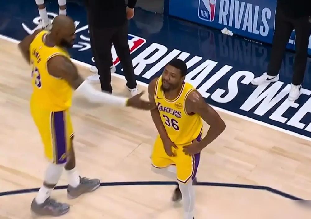 瞧瞧这老汉，41岁了还要把人家的篮架子砸出哀鸣，简直不给自然规律留一点面子。
