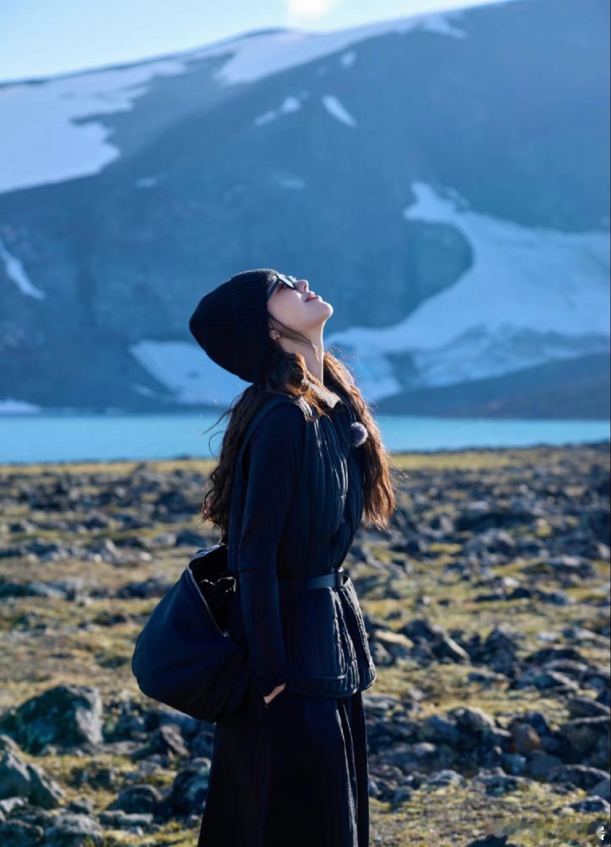 看着她哭，我也跟着哭，好像看到了自己。[泪奔]祝她往后一切都好，希望敏感的人都能