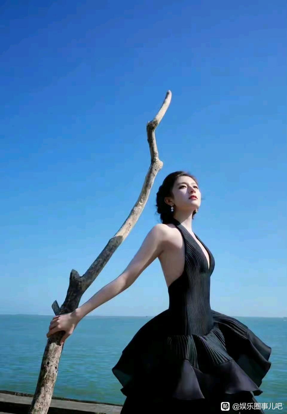 李兰迪的颜值一路开挂，越看越有味道，妥妥的大女主气质。 