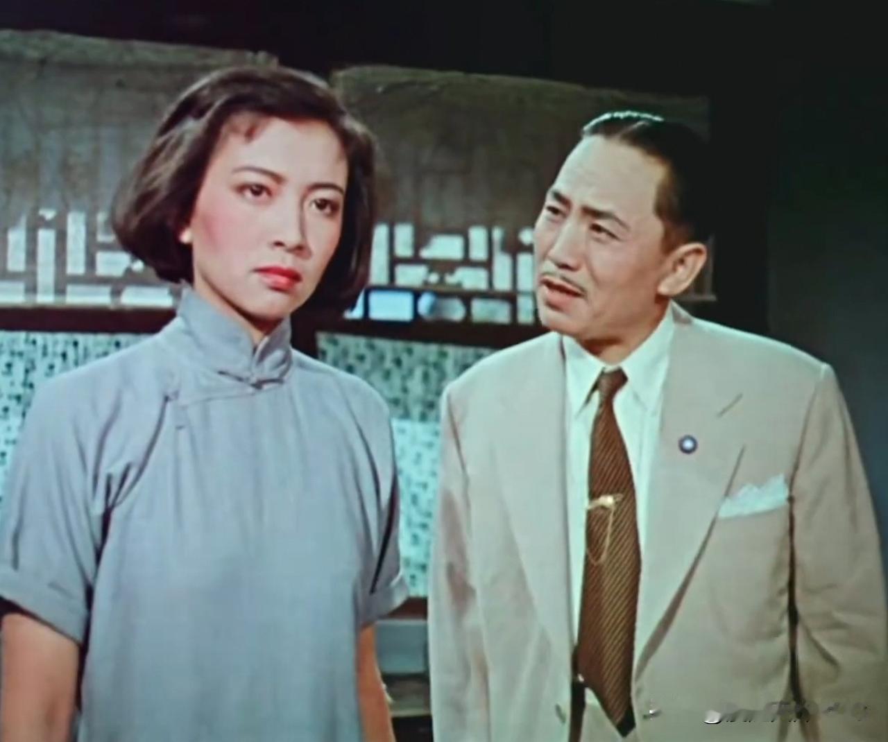 揭晓谜底。
这位宝藏演员的声音非常特别，脑补一下和王保长的这段对话就想起来了。
