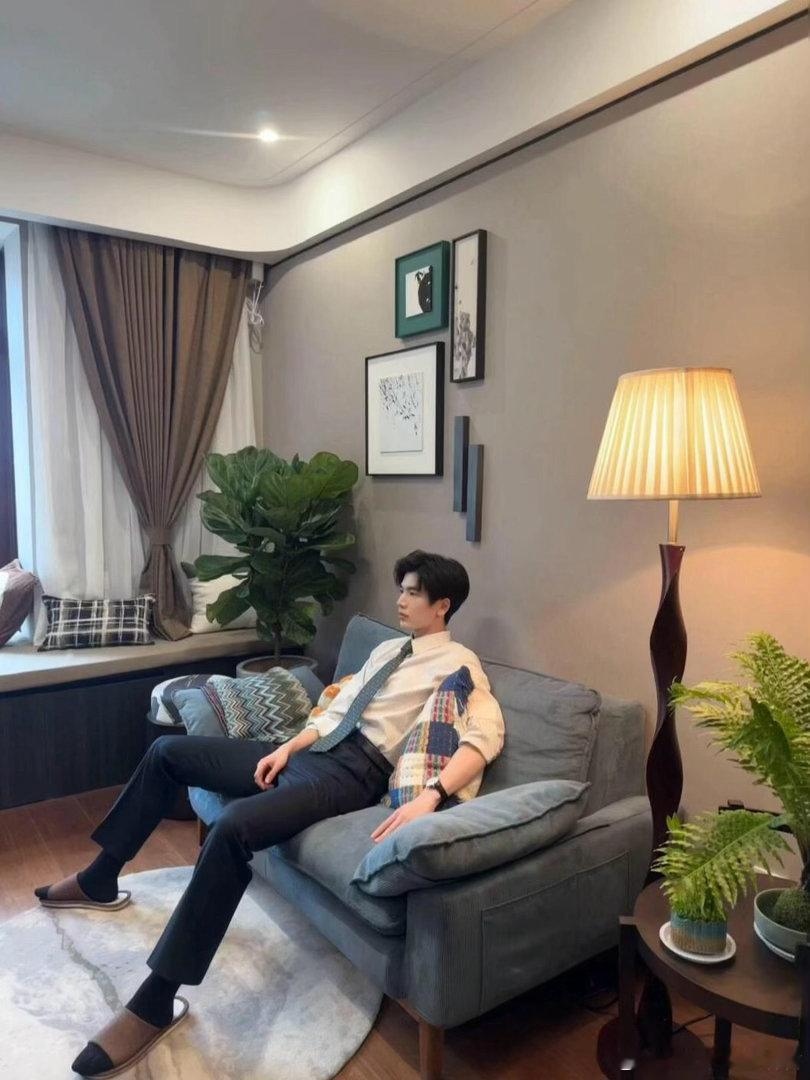 张凌赫做公益的态度张凌赫和张家玮是两个人 老师问专业问题我都替他捏把汗，结果他全