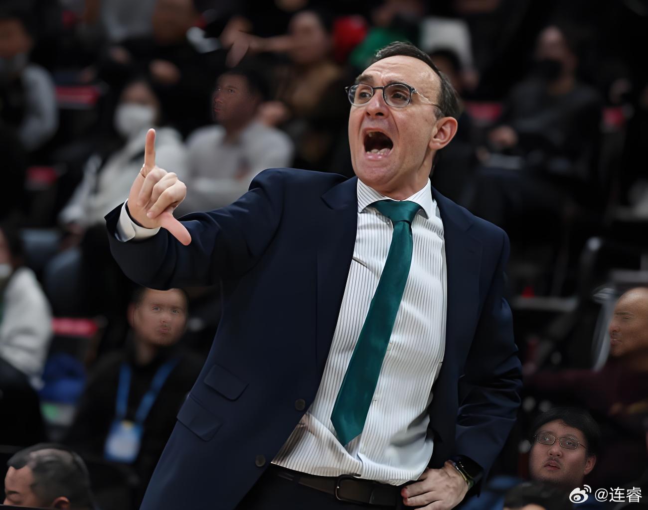 辽宁队开局抓反击，阵地冲篮找近篮筐杀伤要成功率，由内及外再打开投射手感。从高成功