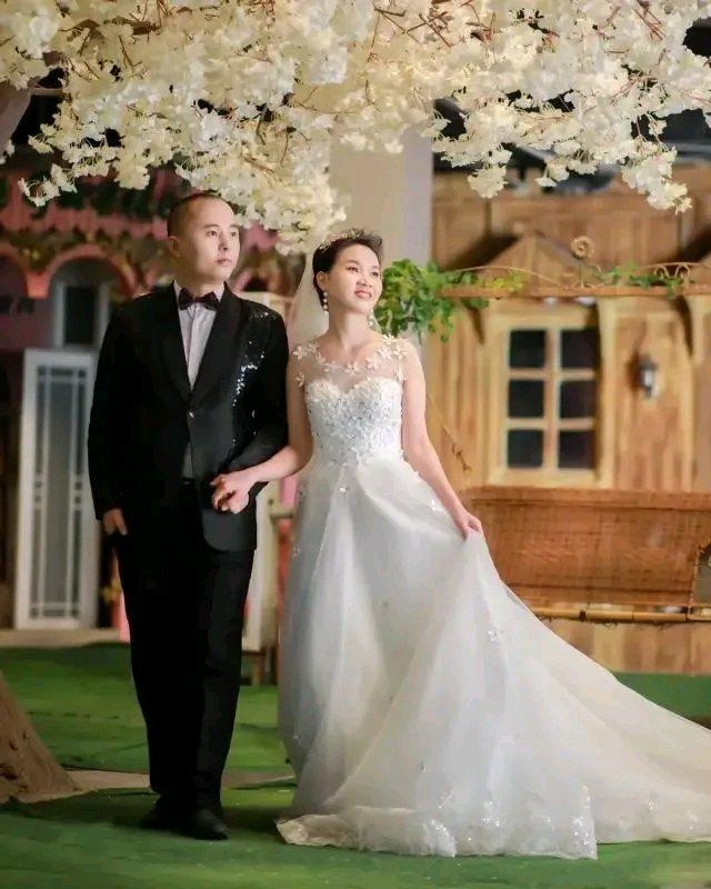小10岁越南美女律师求嫁中国离异男，这事儿乍一听挺让人费解。就说李刚，1984年