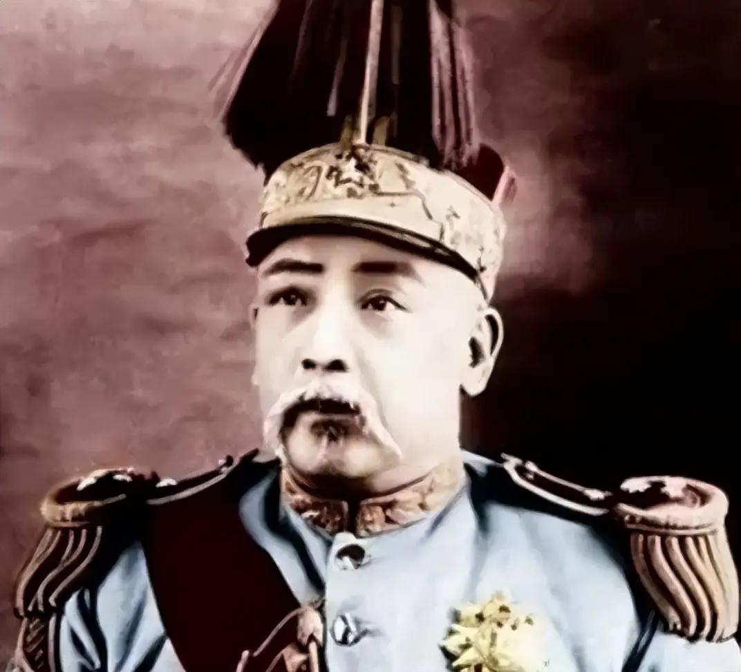 三颗炸弹，专等袁世凯下朝。

1912年1月16日中午，袁世凯从宫里散朝出来，几