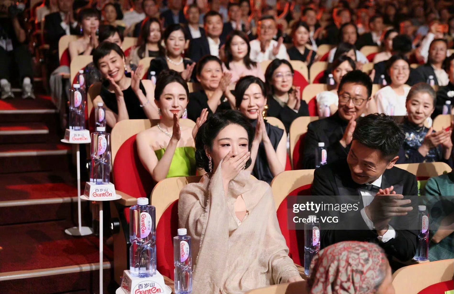 这张图拍的真好，杨幂，吴越，孙俪，任素汐等提名最佳女主的都在给杨紫鼓掌！杨紫获奖