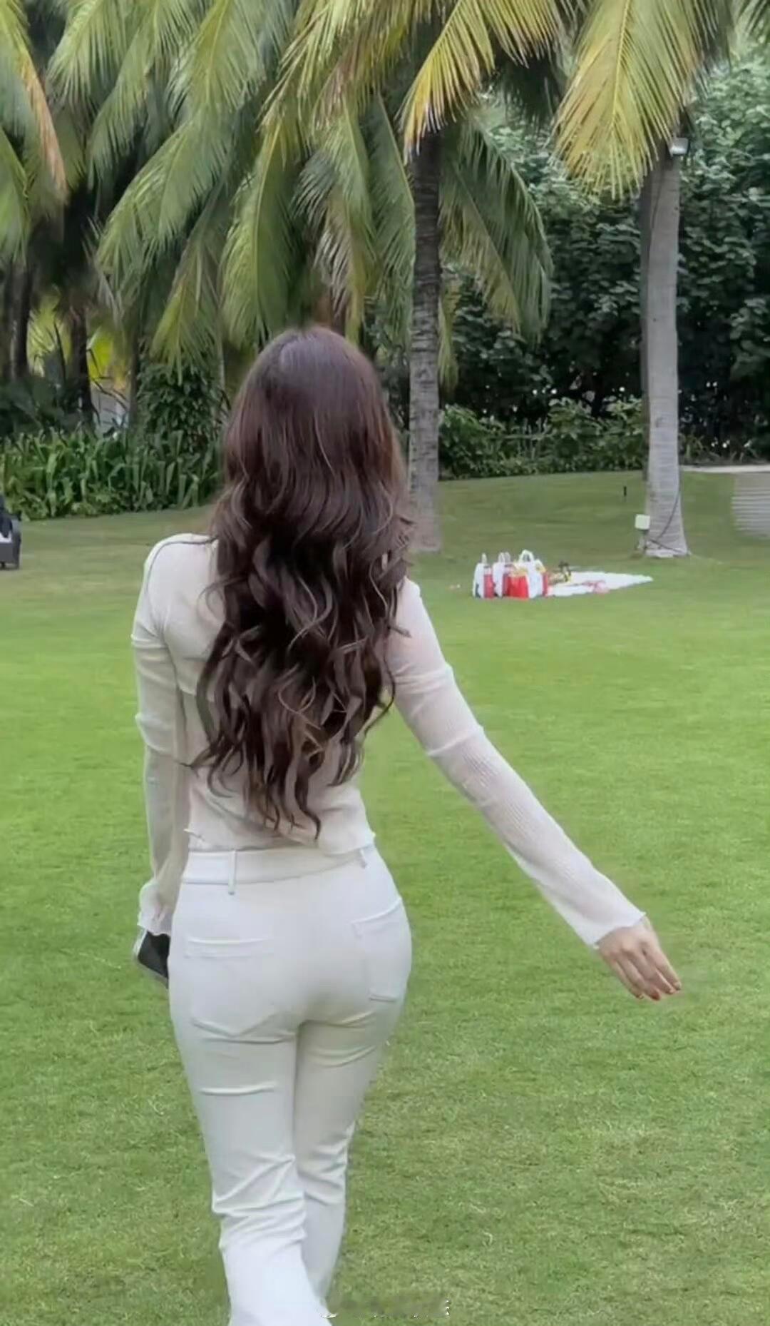 李小璐翘臀 