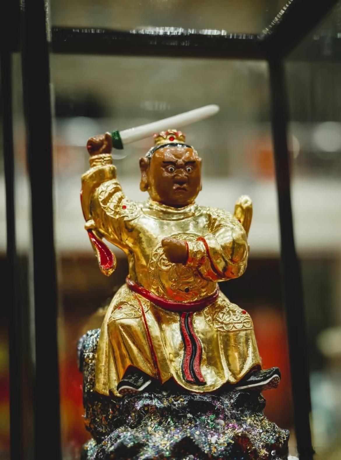 世人总在追逐永恒，执着名利、情爱、富贵，却终究会在岁月里看清一个真相：世间万般表