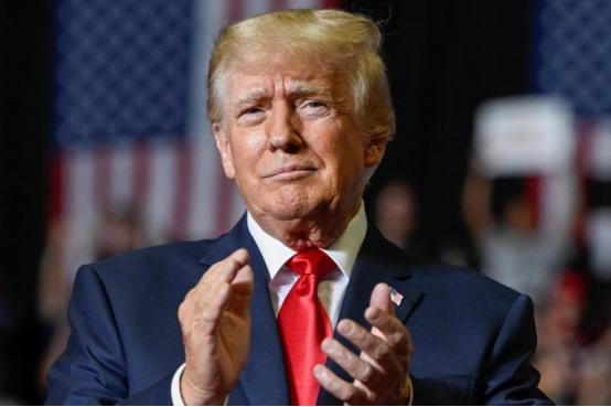 下令全面封锁伊朗后，特朗普送中国一句话，他知道：若按不住中国，美国就前功尽弃。