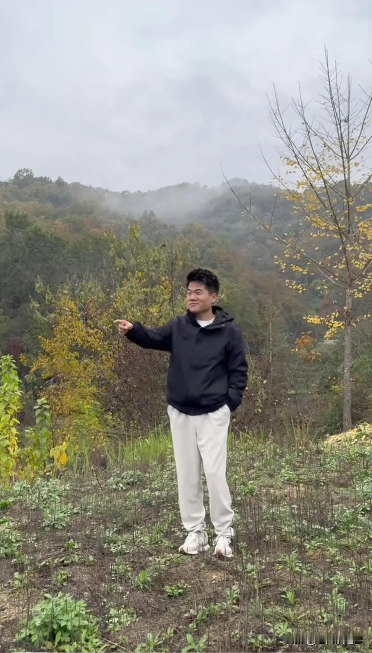 深山顶上这位帅哥
这次是真正全身心休息
行到水穷处，坐看云起时
王维的这首《终南
