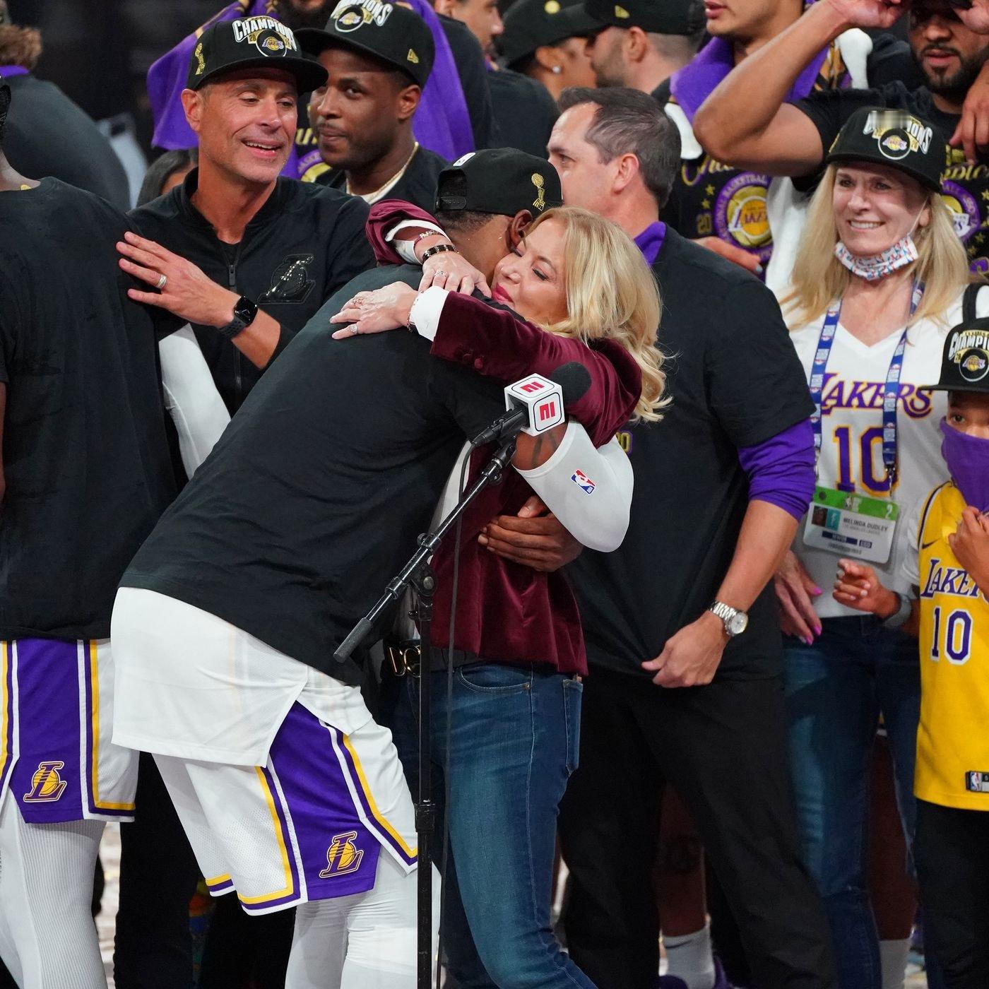 ESPN的高级撰稿人Baxter Holmes发布了一篇关于巴斯家族和湖人队的雄