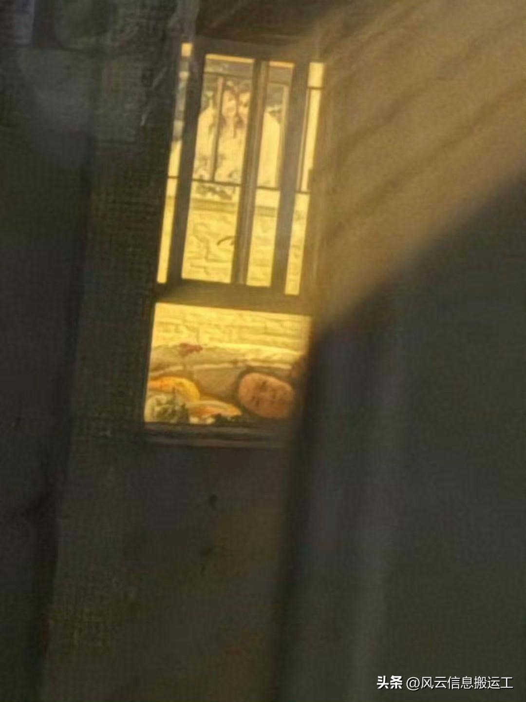 有香港住户报警，发现对面一户人家，有人躺着不动很久了！

阿Sir上门查看，原来