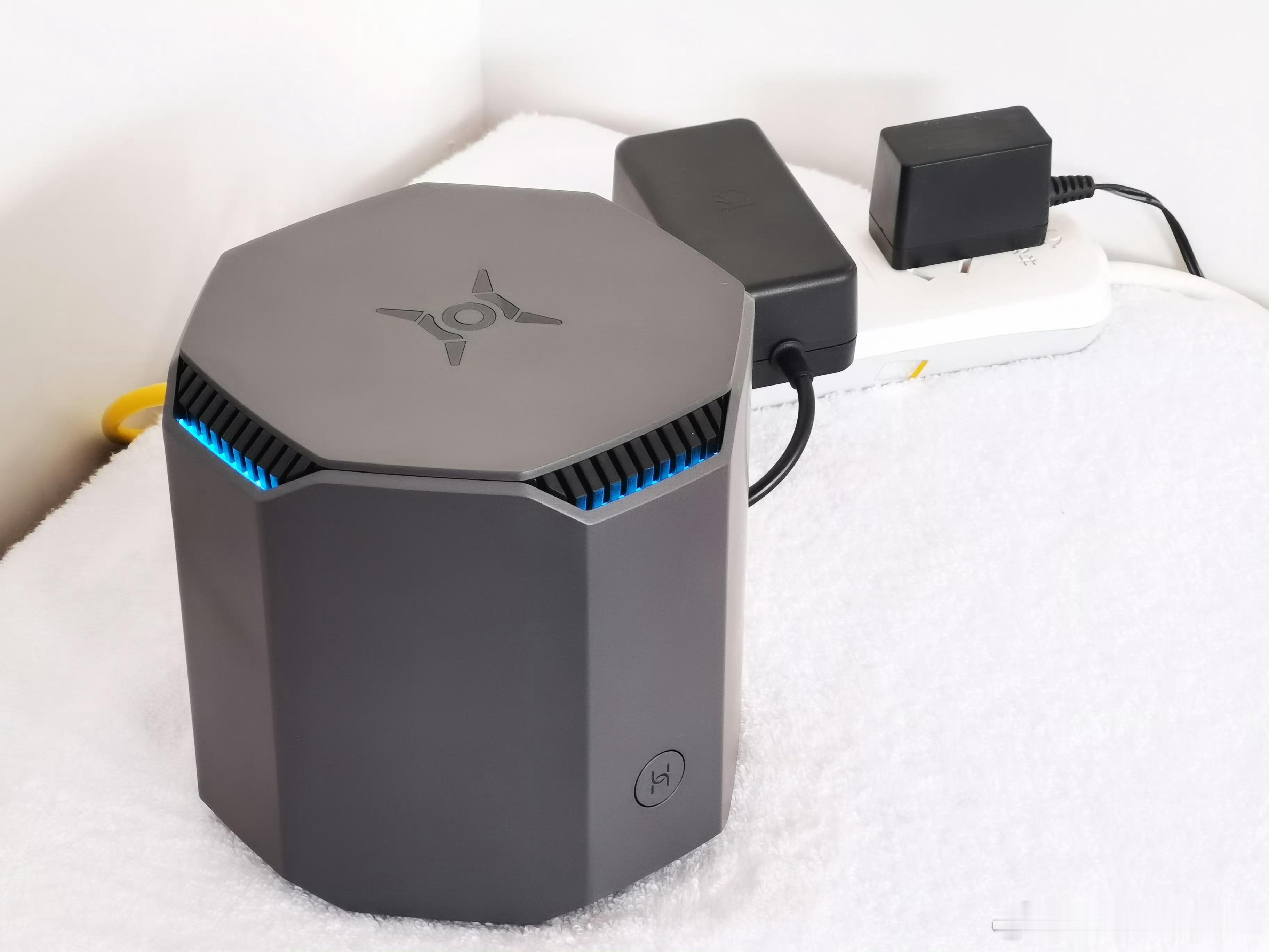 记得2020年那会还在上大学，用了荣耀第一款猎人游戏路由（也是唯一一款），然后也