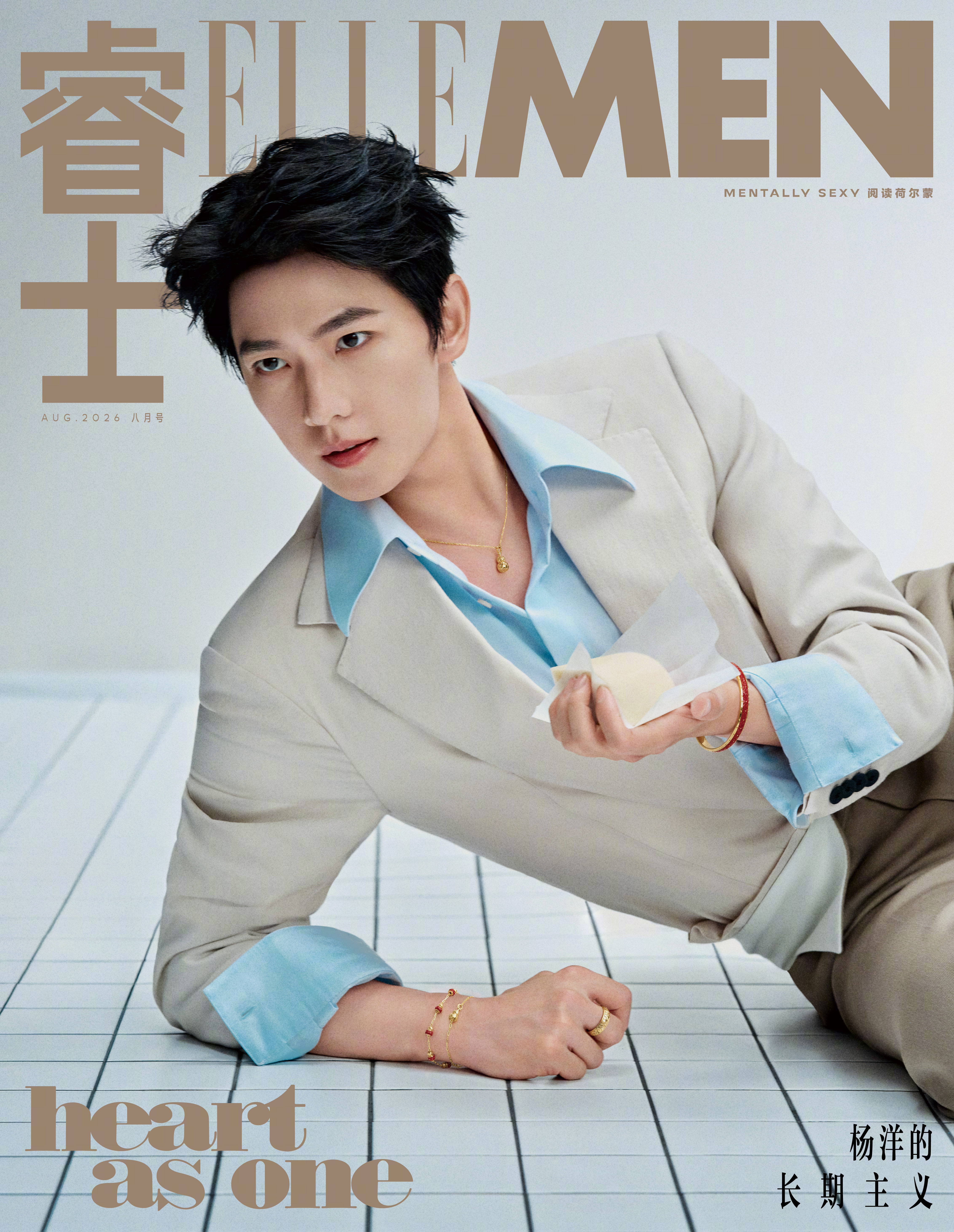 杨洋登上ELLEMEN八月新刊双封面，周大福作为全球代言品牌同步加持，这次也是双