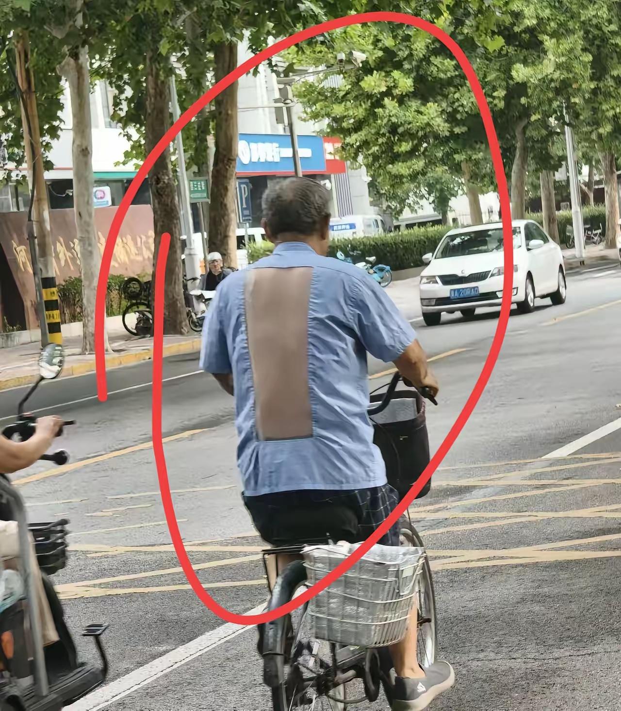 这样穿的意义是什么？嗮后背补钙吗？大爷就是大爷。