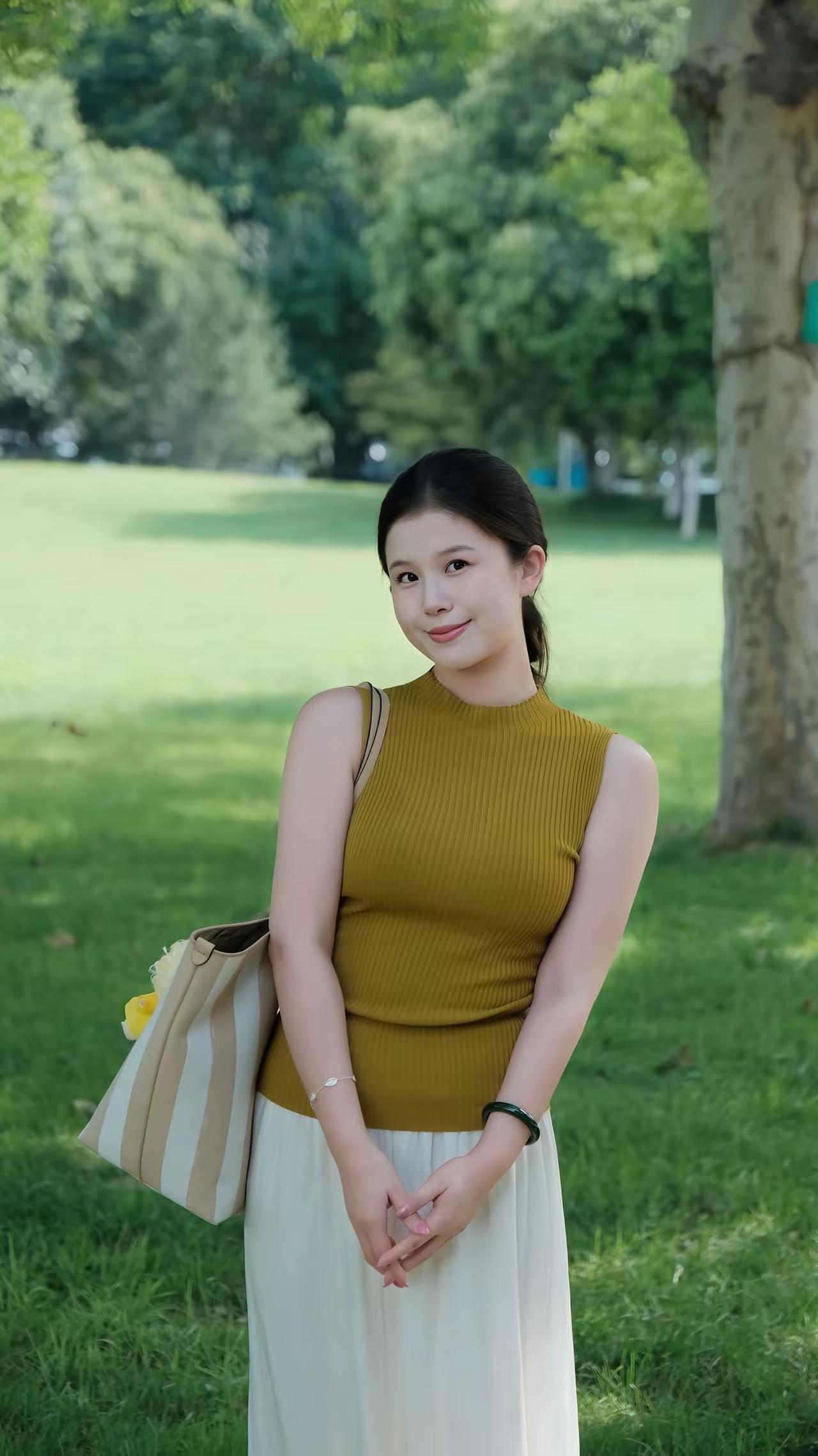 夏日清新穿搭，绿意盎然公园里，优雅气质女孩