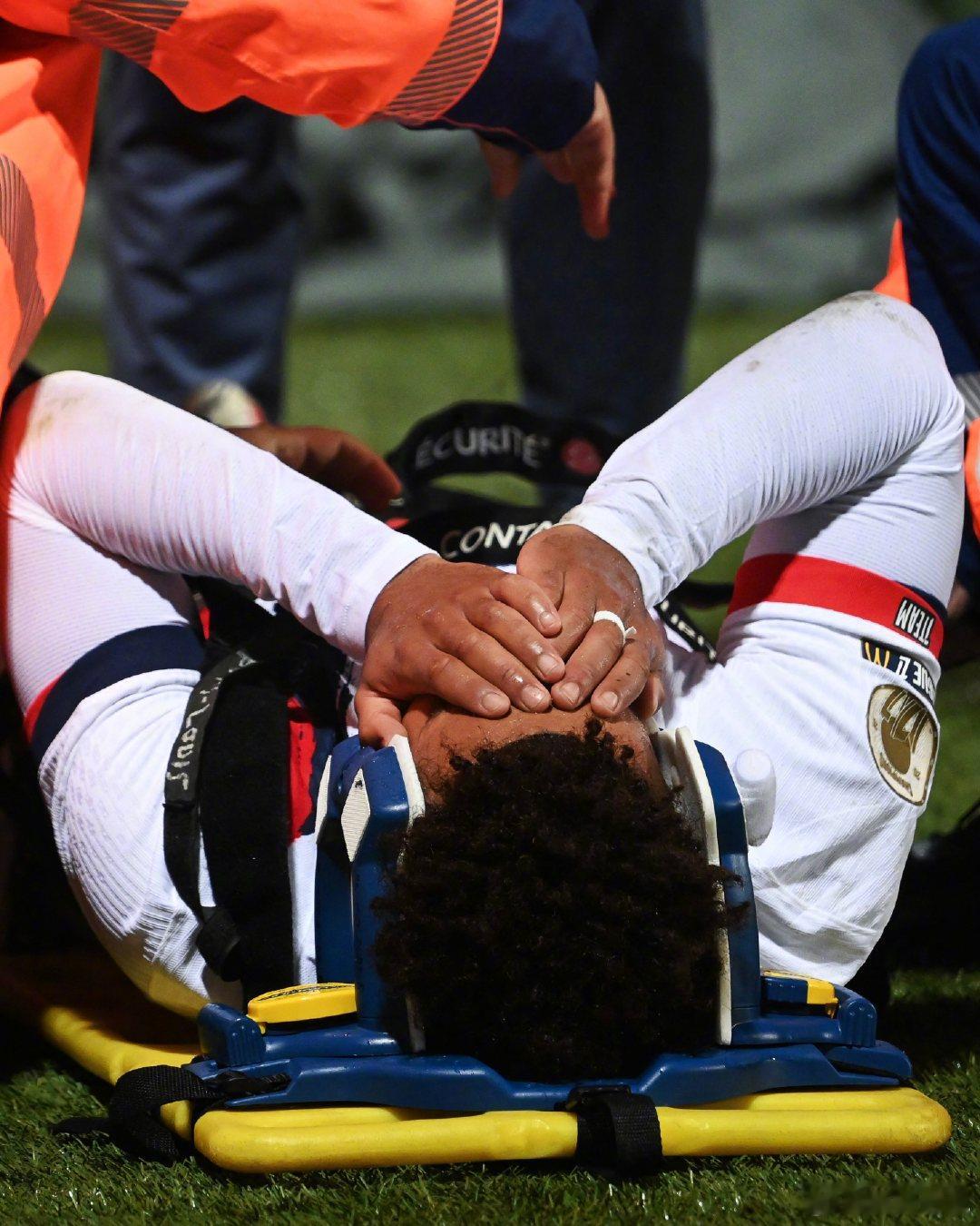 【疲劳过度】《队报》：巴黎前锋杜埃在9月份小腿受伤，缺席超过1个月，近日又因右大