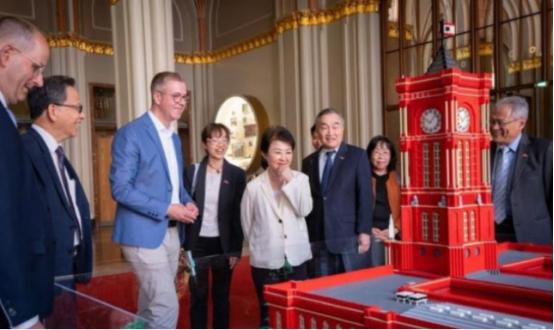 公然越界！台中市长卢秀燕，在德国捅了大篓子。
 
麻烦看官老爷们右上角点击一下“