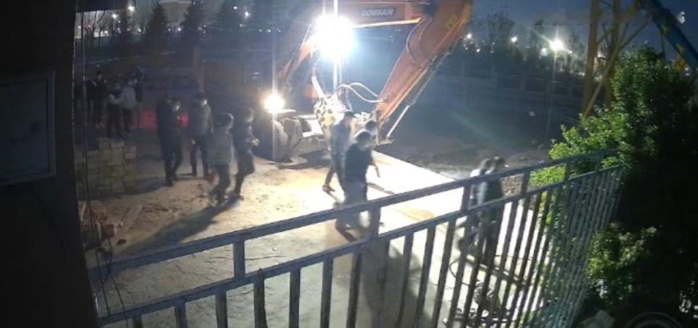 5月27日澎湃新闻报道，陕西，数十人上门违法强拆，村民父子手持自制长矛，和配备防