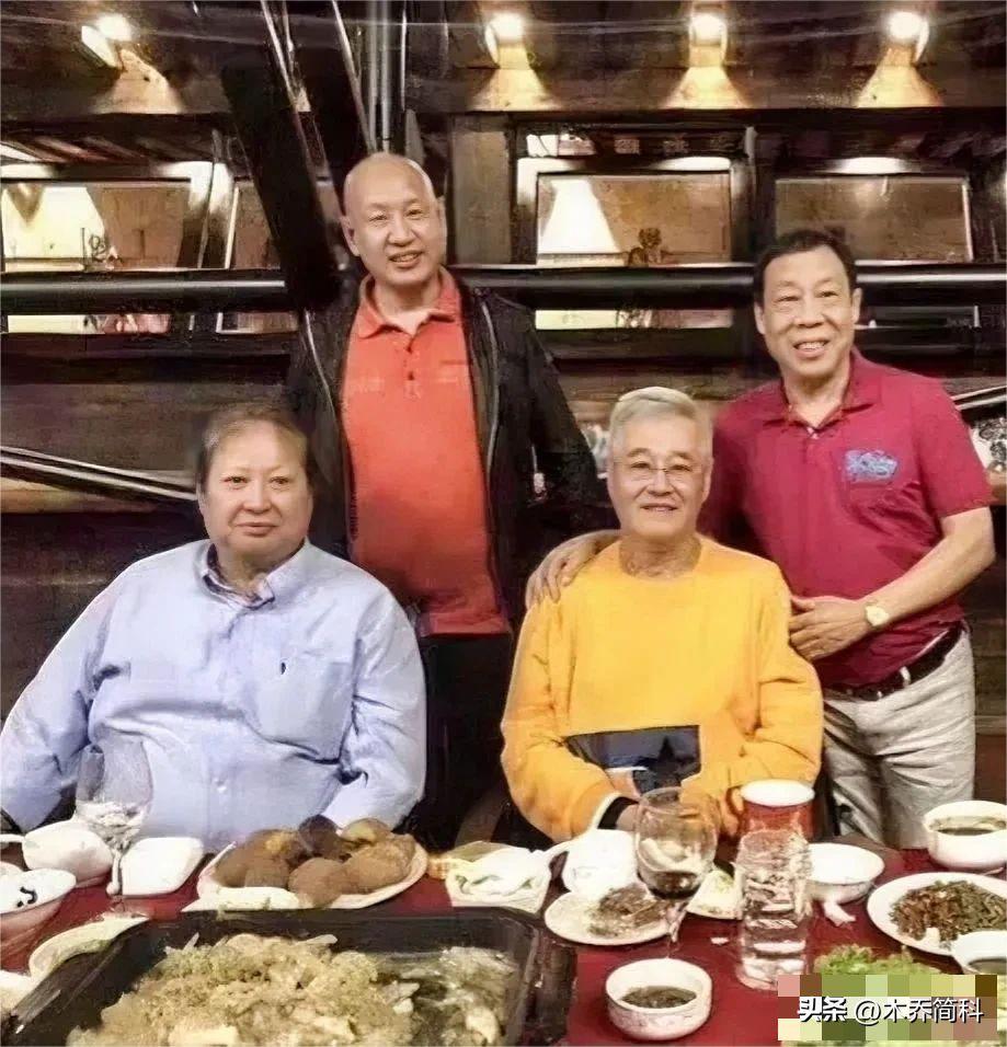 2015年，洪金宝到东北拍戏，赵本山主要打电话说：“大哥，你来咱东北了，我必须安
