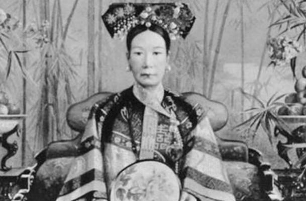 慈禧的隐秘怪癖
 
正史只写慈禧奢靡，野史记载她常年养“活体玉肤”。
常年让年轻
