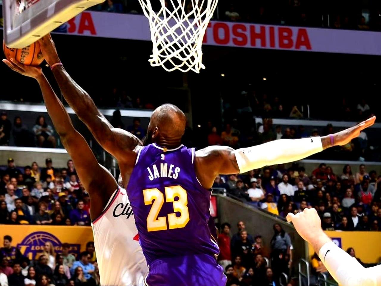 最近听个挺扯的说法：詹姆斯防守差，咋不专门找他打？
 

拉倒吧，这思路绝了！