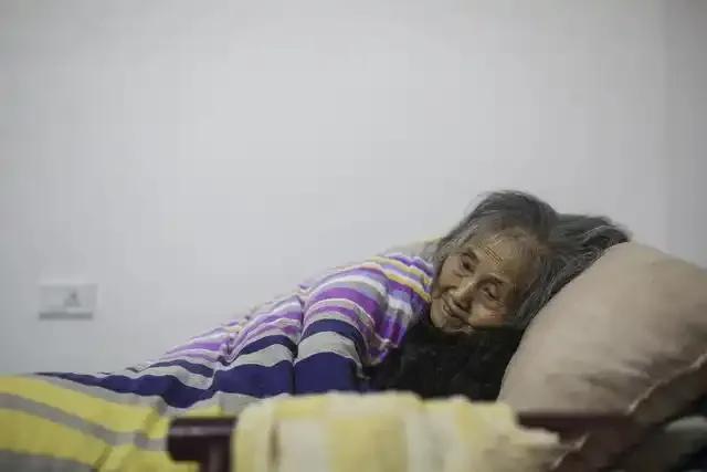 住院第八天，周口张桂兰老人做了这辈子最硬气的决定。

她拔掉手上的留置针，坐起身