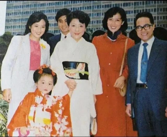 这张应该是松板庆子来华，李秀明 郭凯敏陪同
松板庆子左手那位不知是谁？