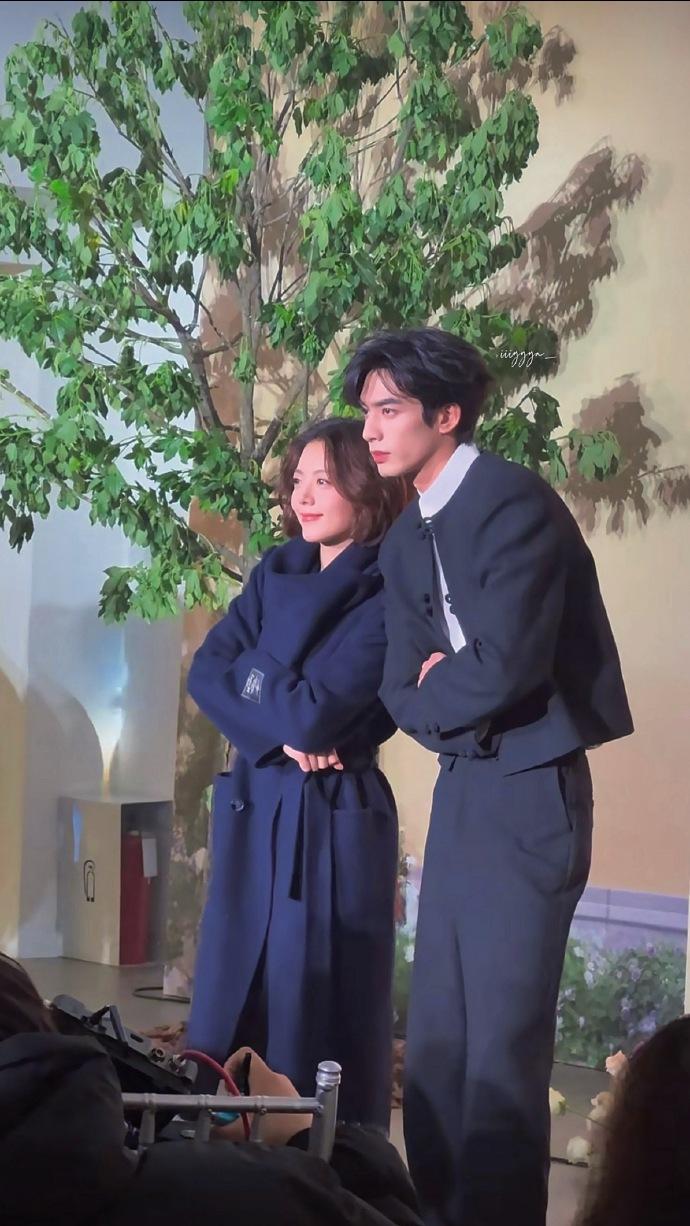 燕麦威化[超话]  玫瑰不需要长高，王子自会弯腰。 ​