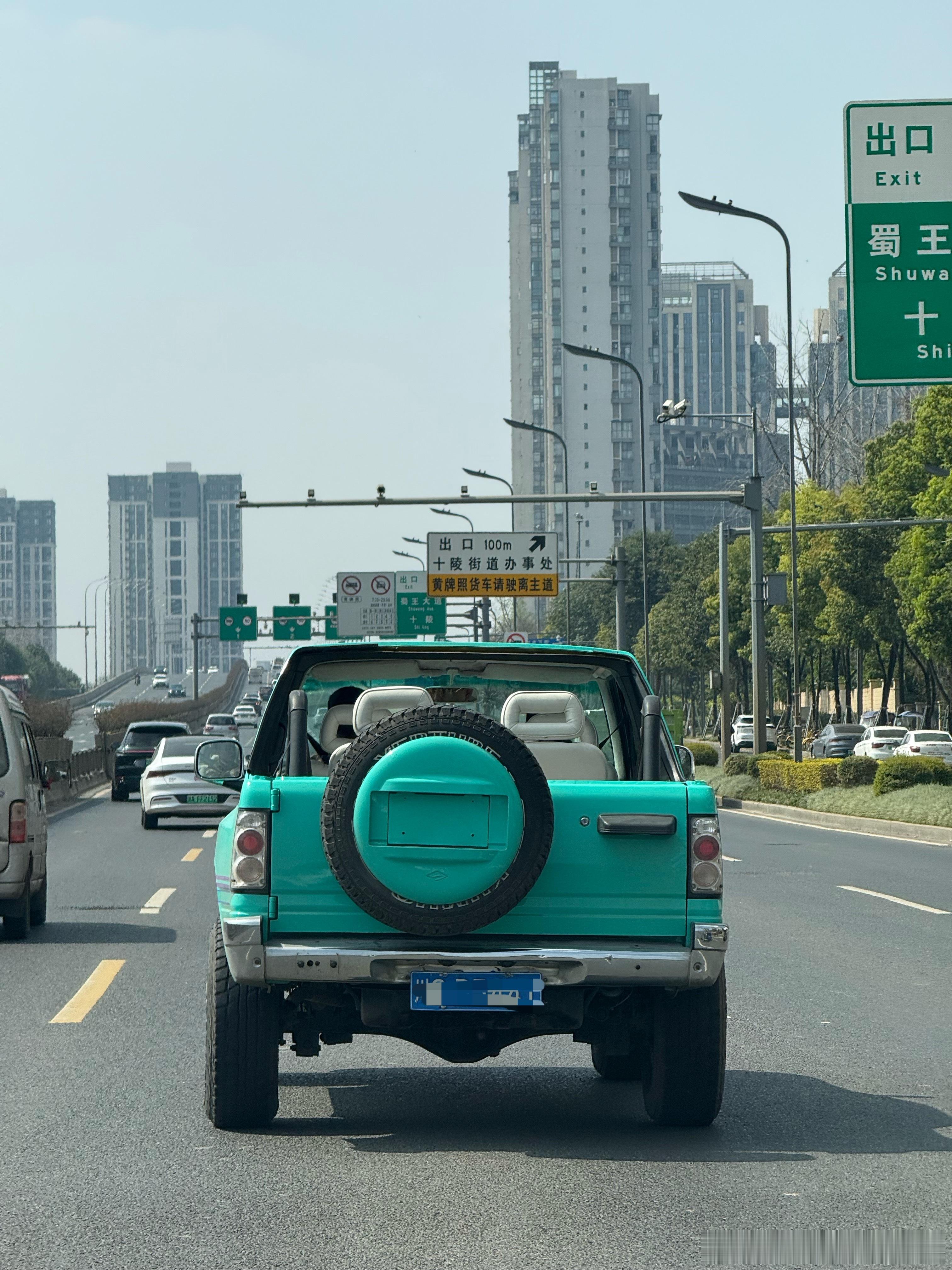 小伙子开车副驾坐个女朋友感叹还是现在年轻人会玩呀 成都·成都大学
