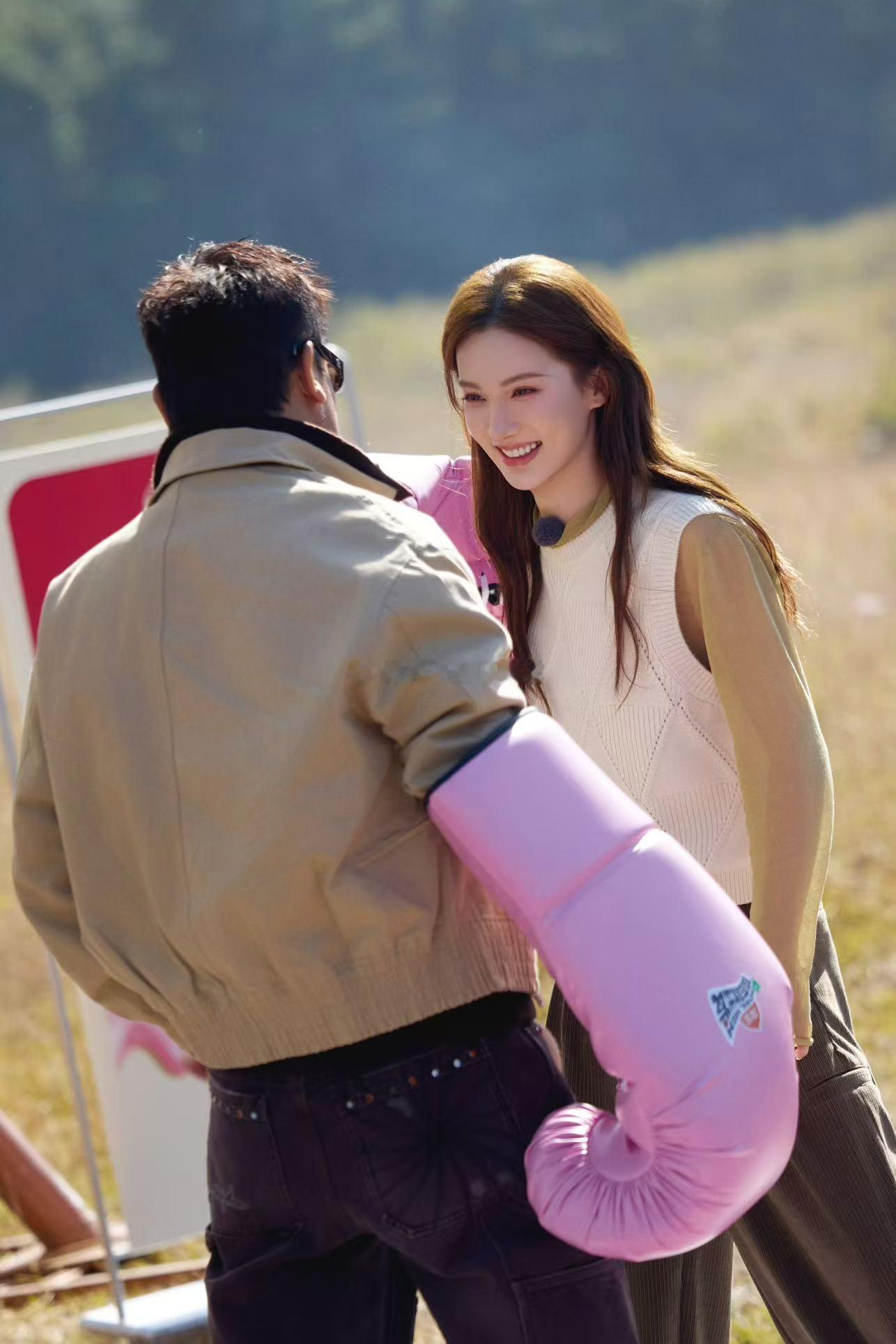 能跟在身边很多年的助理，感觉早就不只是工作关系了，更像家人。看到家人受伤，第一念